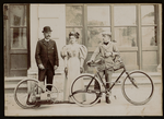 Fotografia di Enrico Bernardi con la figlia Pia e il figlio Lauro con la bicicletta a motore