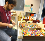 Foto: Science4All - Simone Grasso, volontario del Servizio Civile prepara matassine ed elastici per l'attività