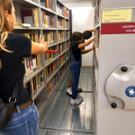 Foto: Science4All - Visita ai libri a scaffale nel deposito della biblioteca