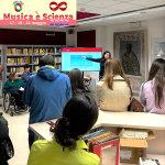 Foto: La professoressa Fiorot spiega il legame tra arte e matematica