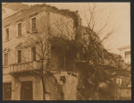 Edificio bombardato e macerie in via Tiziano Aspetti