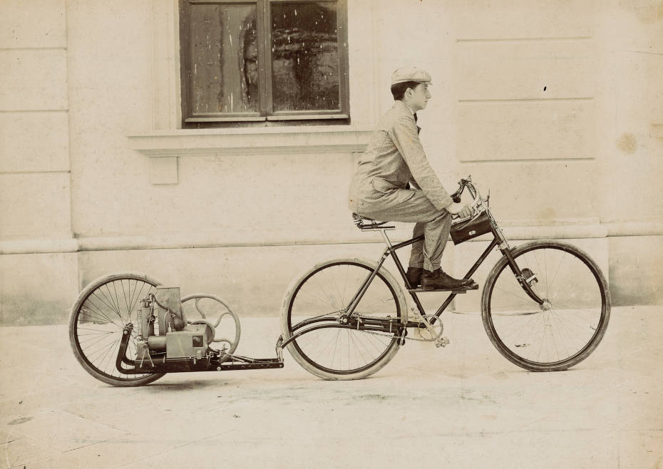 Fotografia di Lauro Bernardi con la bicicletta a motore