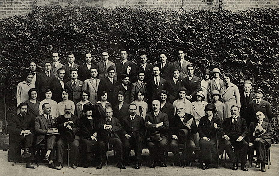 Gino Luzzatto, direttore della Regia Scuola Superiore di Commercio, in prima fila al centro nella foto di gruppo delle sezioni magistrali dell’anno 1924/25