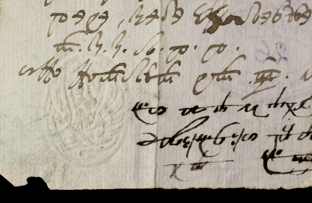 Timbro a secco su manoscritto glagolitico 26